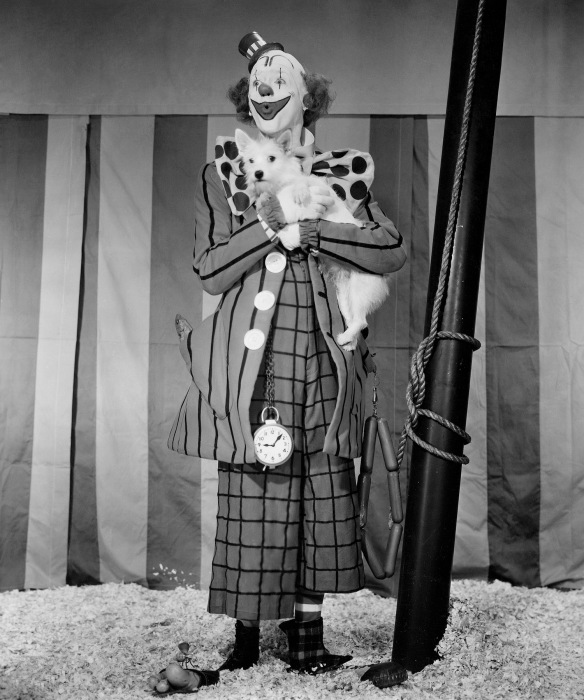 James Stewart starred as Buttons the clown in the 1952 Academy Award®-winning film "The Greatest Show on Earth." The film was the 25th to win the Oscar® for Best Picture. Restored by Nick & jane for Dr. Macro's High Quality Movie Scans Website: http:www.doctormacro.com. Enjoy!
